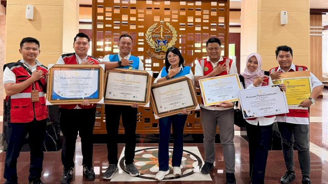 Jajaran manajemen PLN UIP Sulawesi dan UPP Sulsel usia menerima sejumlah penghargaan pada peringatan Bulan K3 Nasional, di Ruang Rapat Pimpinan, Kantor Gubernur Sulawesi Selatan, kemarin. (Dok. Humas PLN UIP Sulawesi)
