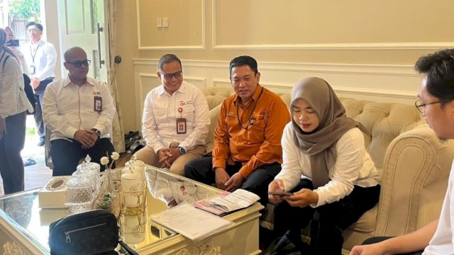 Kepala OJK Sulselbar, Moch. Muchlasin, Kepala BPS Sulawesi Selatan Aryanto, serta Kepala LPS Wilayah 3, Fuad Zaen (kiri ke kanan) saat turun langsung memantau pelaksanaan SNLIK 2026 di rumah salah satu responden di Kabupaten Gowa, kemarin. (Dok. OJK Sulselbar) 