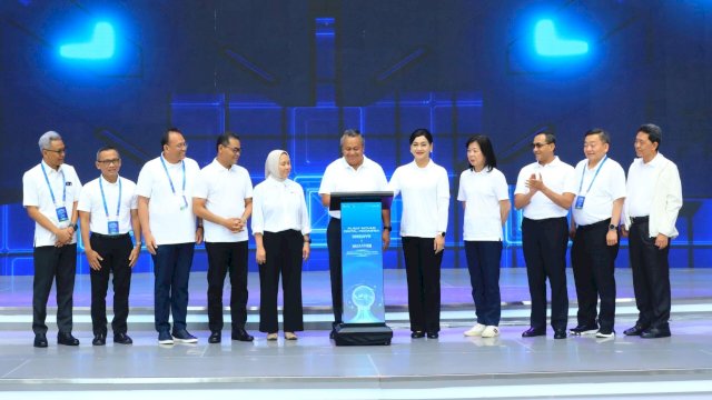 Gubernur Bank Indonesia Perry Warjiyo dan Pejabat Sementara Ketua Dewan Komisioner OJK Friderica Widyasari Dewi (tengah) serta jajaran lainnya saat menghadiri penyelenggaraan Digital Talenta Berdaya dan Berkarya (DIGDAYA) x Hackathon 2026, di Kantor Bank Indonesia, kemarin. (Dok. Otoritas Jasa Keuangan) 