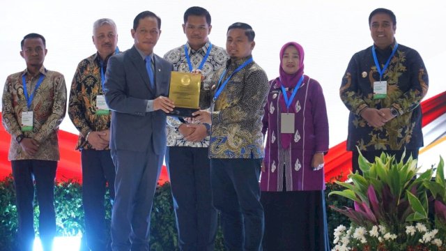 Ket: Wali Kota Parepare, Tasming saat menerima penghargaan Sertifikat Menuju Kota Bersih Tahun 2025