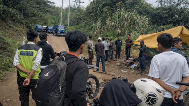 Ket: Aksi pemalangan jalan menuju area operasional PT Masmindo Dwi Area (MDA) di Desa Rante Balla