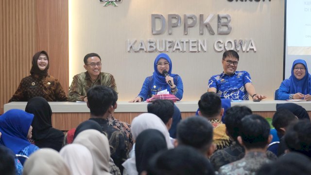 Bupati Gowa, Sitti Husniah Talenrang saat memimpin Rapat Koordinasi dalam rangka mendorong percepatan pendistribusian MBG pada sasaran 3B, di Ruang Rapat Kantor Dinas Pengendalian Penduduk dan Keluarga Berencana (PPKB) Kabupaten Gowa, Jumat (27/02/2026). (Dok. Humas Gowa) 