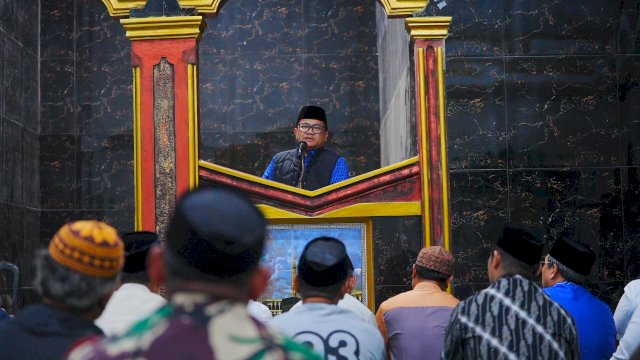 Wakil Bupati Gowa, Darmawangsyah Muin saat melakukan Safari Ramadan di Desa Taring, Kecamatan Biringbulu, kemarin. (Dok. Humas Gowa) 
