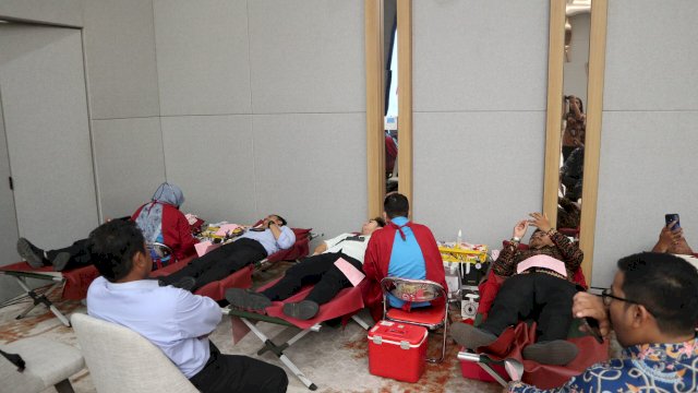 OJK Sulselbar dan FKIJK Sulsebar menggelar aksi kemanusiaan lewat aksi donor darah yang digelar di Kantor OJK Sulselbar, Kota Makassar, kemarin. (Dok. OJK Sulselbar) 