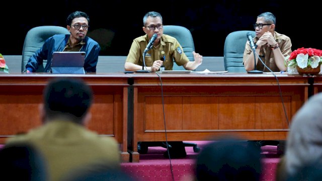 Plt Kadis Kominfo-SP Sulsel, Muhammad Salim Basmin saat memimpin rapat bersama jajaran Bidang Hubungan Masyarakat (Humas) Diskominfo-SP Sulsel di Ruang Command Center, Kantor Gubernur Sulsel, Senin (2/2/2026). (Foto: Istimewa)