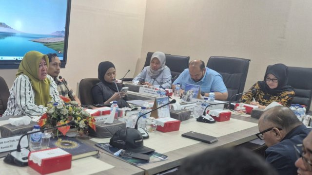 Komisi E DPRD Sulsel menggelar RDP guna menindaklanjuti aduan mantan ASN asal Kabupaten Jeneponto, Syamsuriati, terkait permohonan pemulihan nama baik, Senin (2/2/2026). (Foto: Istimewa)