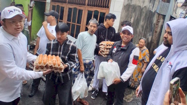 DPW PSI Sulsel dan DPD PSI Kota Makassar menggelar kegiatan Jumat Berkah dengan mengunjungi warga korban kebakaran di Jalan Bulogading, Makassar, Jumat (6/2/2026). (Foto: Istimewa)
