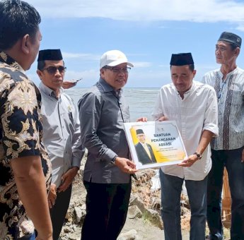 Taufan Pawe Salurkan Bantuan untuk Warga Terdampak Abrasi di Cappa Gusung Bulukumba