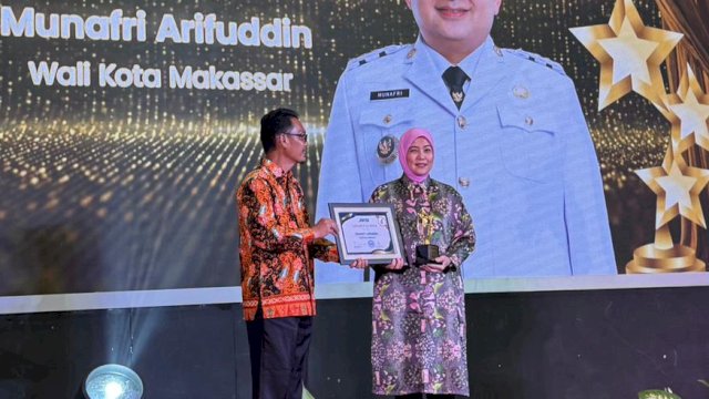 Wakil Wali Kota Makassar, Aliyah Mustika Ilham saat menerima penghargaan Golden Leader Jaringan Media Siber (JMSI) Award 2026 di Hotel Horison Ultima Ratu, Serang, Banten, Minggu (8/2/2026). (Foto: Istimewa)