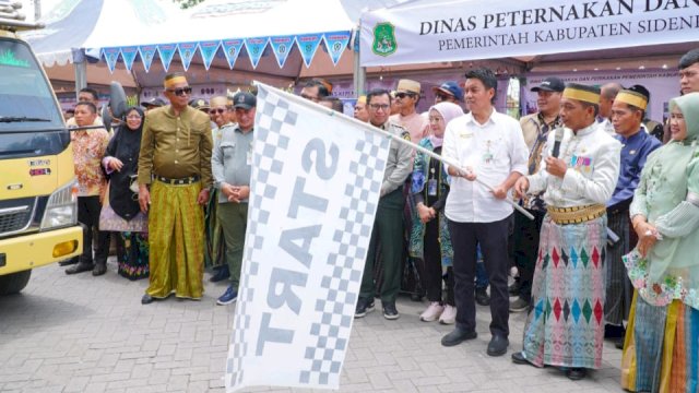 Bupati Sidrap, Syaharuddin Alrif bersama Wakil Bupati Sidrap, Nurkanaah melepas 15 truk atau setara 92.000 rak telur untuk dikirim ke berbagai daerah di Indonesia, Rabu (11/2/2026). (Foto: Istimewa)