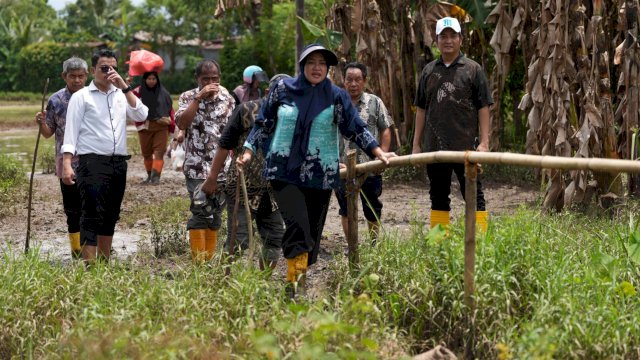 Kepala Dinas PU Kota Makassar, Zuhaelsi Zubir, bersama tim Bidang Jalan dan Jembatan meninjau langsung lokasi rencana pembangunan perluasan jalan di Romang Tangayya, Kecamatan Manggala. (Foto: Istimewa)