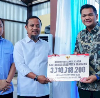 Gubernur Sulsel Serahkan Bantuan Bibit, Green House dan Kapal Nelayan untuk Warga Bantaeng