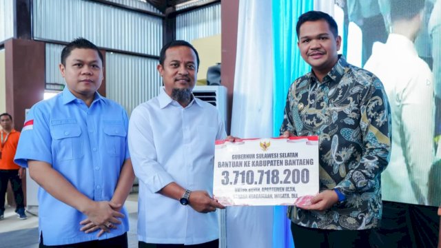Gubernur Sulsel, Andi Sudirman Sulaiman saat menyerahkan bantuan bibit pangan, alat mesin pertanian dan hibah sarana keagamaan ke Pemkab Bantaeng, Jumat (13/2/2026). (Foto: Istimewa)
