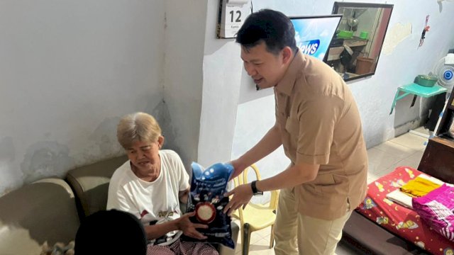 Ketua DPC Gerindra Makassar, Eric Horas saat menyalurkan bantuan sosial bagi warga masuk kategori miskin ekstrem di Makassar. (Foto: Istimewa)