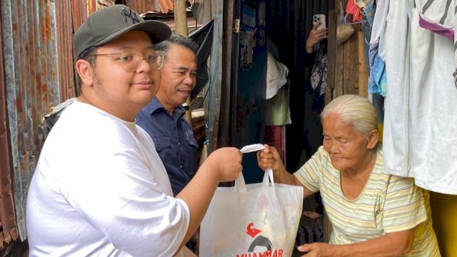 Ketua DPW PSI Sulsel, Muammar Gandi Rusdi saat membagikan sembako kepada warga di Jalan Panambungan, Kecamatan Mariso, Makassar, Jumat (13/2/2026). (Foto: Istimewa)