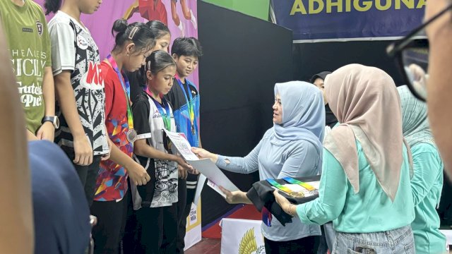 Ketua Komisi E DPRD Sulsel, Andi Tenri Indah saat menyerahkan medali penghargaan kepada para juara Gowa Indah Badminton Open Tournament 2026 di GOR Sungguminasa, Gowa, Sabtu (14/2/2026). (Foto: Istimewa)