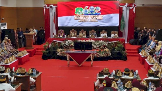 Puncak peringatan Hari Jadi ke-682 Kabupaten Sidenreng Rappang (Sidrap) berlangsung khidmat dalam Rapat Paripurna Istimewa DPRD Sidrap, Senin (16/2/2026). (Foto: Istimewa)