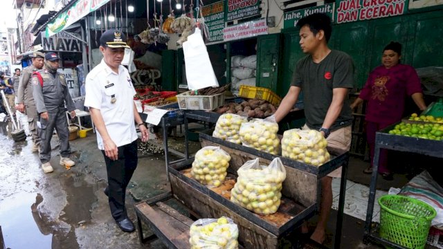 Pemerintah Kota Makassar terus mengedepankan pendekatan persuasif dan humanis dalam menata kawasan kota dari keberadaan lapak yang masih berdiri di atas saluran drainase dan trotoar. (Foto: Istimewa)