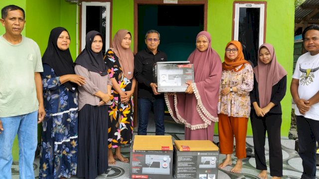 Anggota DPRD Sulsel, Zulfikar Limolang saat menyerahkan bantuan usaha di sela-sela kegiatan resesnya di Desa Baebunta, Kecamatan Baebunta, Kabupaten Luwu Utara, Sabtu (21/2/2026). (Foto: Istimewa)