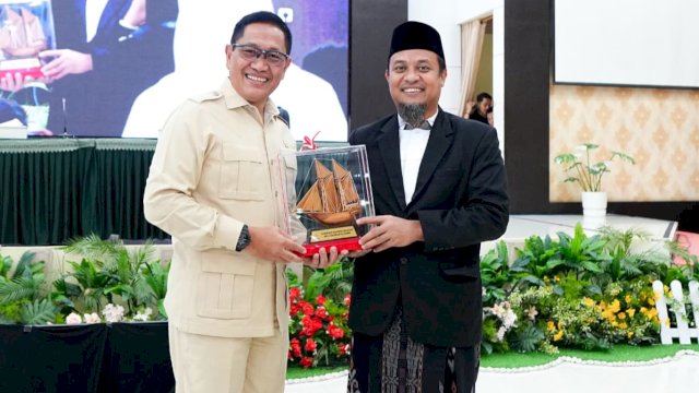 Gubernur Sulsel, Andi Sudirman Sulaiman mendampingi Wakil Menteri Pertahanan, Donny Ermawan pada kegiatan Ramadan Leadership Camp di Asrama Haji Sudiang, Makassar, Minggu (22/2/2026). (Foto: Istimewa)