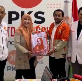 Meity Rahmatia Bagi Ribuan Paket Ramadan, Sasar Pengurus DPD dan Anggota Pelopor PKS se-Sulsel