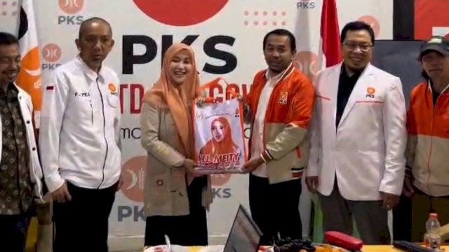 Anggota DPR RI dari PKS, Meity Rahmatia menggelar program berbagi paket Ramadan ke pengurus DPD PKS di enam wilayah di Sulawesi Selatan. (Foto: Istimewa)