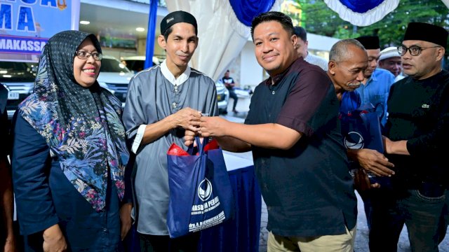 DPD NasDem Kota Makassar melaksanakan buka puasa bersama serta berbagi sembako kepada masyarakat, Minggu (22/2/2026). (Foto: Istimewa)