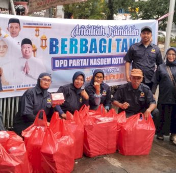 Gaungkan Semangat Berbagi, DPD NasDem Makassar Bagi Takjil Gratis di 15 Kecamatan
