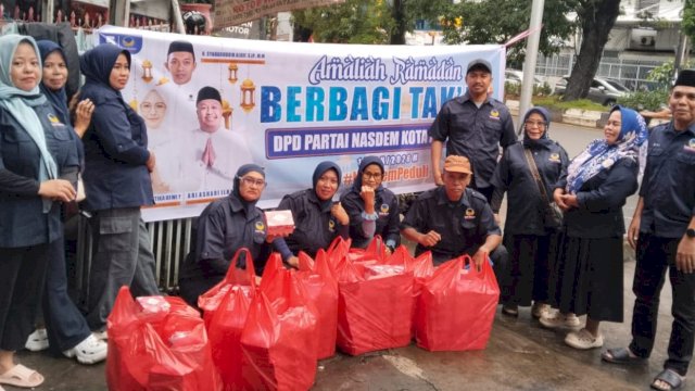 DPD Partai NasDem Kota Makassar melakukan aksi berbagi takjil gratis pada Rabu (25/2/2026). (Foto: Istimewa)