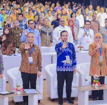 Gubernur Sulsel Terima Penghargaan Pembina Terbaik Pengelolaan Sampah 2026