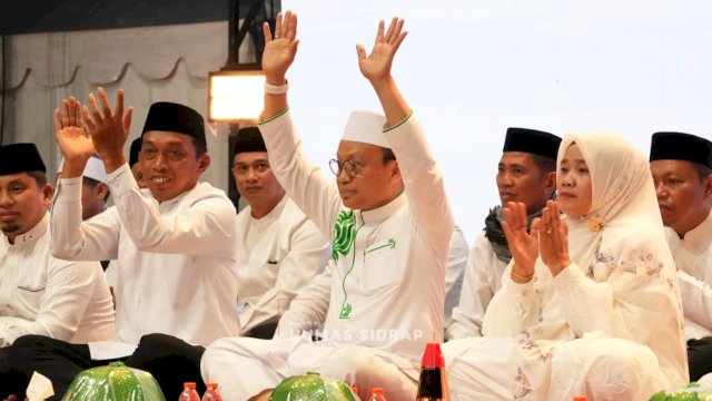 Ribuan jemaah dari seluruh penjuru Kabupaten Sidrap dan sekitarnya berkumpul mengikuti Tablig Akbar bertajuk "Gaspoll" di halaman Masjid Agung Sidrap, Jumat (27/2/2026) malam. (Foto: Humas Pemkab Sidrap)