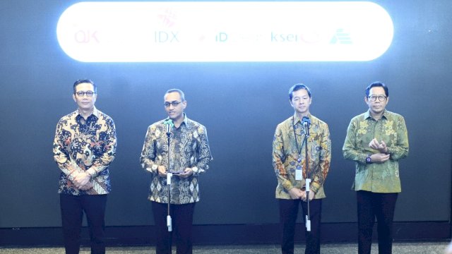 Pejabat Sementara Kepala Eksekutif Pengawas Pasar Modal, Keuangan Derivatif, dan Bursa Karbon OJK, Hasan Fawzi (kedua kiri) bersama jajaran Asosiasi Emiten Indonesia saat melakukan pertemuan, di Gedung Bursa Efek Indonesia, Jakarta, kemarin. (Dok. Otoritas Jasa Keuangan) 