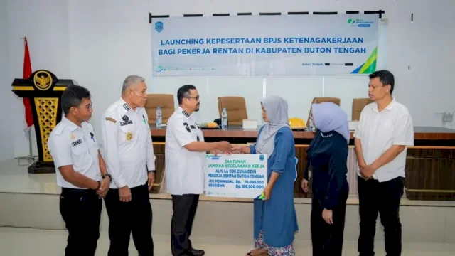 Bupati Buteng menyerahkan premi BPJS kesehatan kepada penerima manfaat. (Foto: Istimewa)