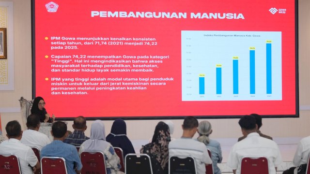 Bupati Gowa, Sitti Husniah Talenrang saat menjadi pembicara pada FGD bertajuk &ldquo;Gowa Maju: Gerak Bersama Hapus Miskin Ekstrem&rdquo; yang merupakan kolaborasi IJTI Sulsel dan Pemkab Gowa, di Baruga Tinggimae, Rumah Jabatan Bupati Gowa, kemarin. (Dok. Humas Gowa) 