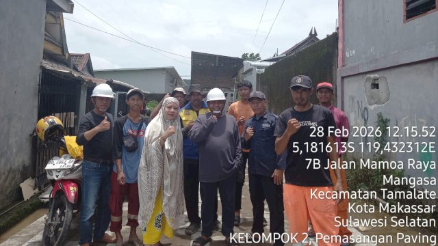 Salah satu warga Mamoa Raya, Yulianti (tengah) saat berfoto bersama pekerja. (Dok. Istimewa) 