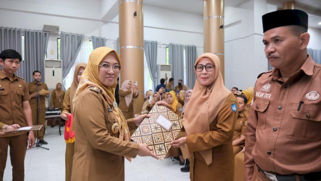 Bupati Gowa, Sitti Husniah Talenrang saay menyerahkan SK Penugasan Pengawas dan Kepala Sekolah jenjang TK, SD dan SMP Tingkat Kabupaten Gowa Tahun 2026, di Baruga Karaeng Galesong, Kantor Bupati Gowa, Senin, (02/03/2026). (Dok. Humas Gowa) 