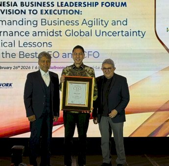 Chief Executive Officer Kalla Toyota Terima Penghargaan Indonesia Best CEO 2025