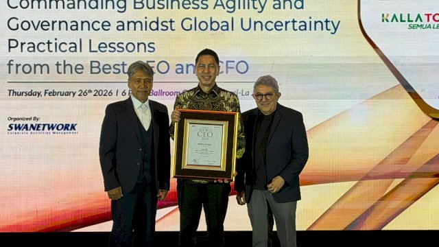 Chief Executive Officer (CEO) Kalla Toyota, Robby Wijaya (tengah) saat meraih penghargaan "The Best CEO 2025" oleh SWA Media Group pada kategori Perusahaan dengan Omset > 1 - 10 Triliun, di Jakarta, kemarin. (Dok. Kalla Toyota) 