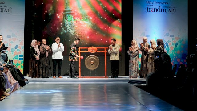 Deputi Kepala Perwakilan Bank Indonesia Sulawesi Selatan, Wahyu Purnama A (kiri) saat menghadiri "Pekan Ekonomi Syariah (Pesyar) Kolaborasi dengan Trend Hijab 2026&rdquo;, di Sandeq Ballroom, Claro Hotel Makassar, kemarin. (Dok. Humas BI Sulsel) 