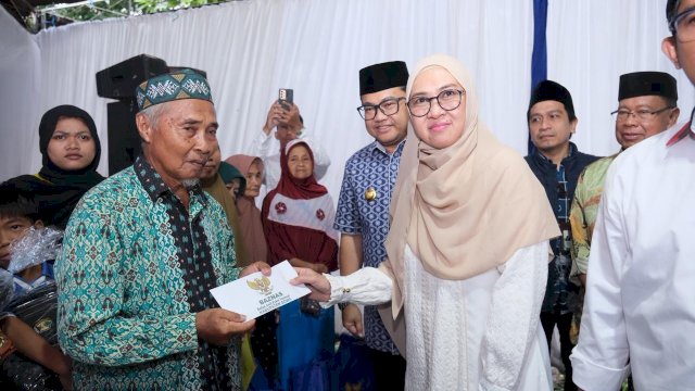 Bupati Gowa Sitti Husniah Talenrang dan Wakilnya Darmawangsyah Muin saat berkunjung di masyarakat Kecamatan Pattallassang dalam program One Day One District (ODOD), kemarin. (Dok. Humas Gowa) 