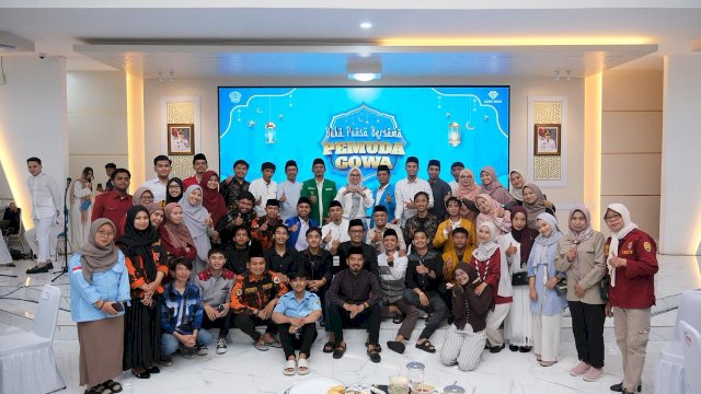 Bupati Gowa, Sitti Husniah Talenrang (tengah) bersama kelompok pemuda di Kabupaten Gowa, di sela-sela Buka Puasa Bersama yang berlangsung di Baruga Tinggimae, Rumah Jabatan Bupati Gowa. (Dok. Humas Gowa) 