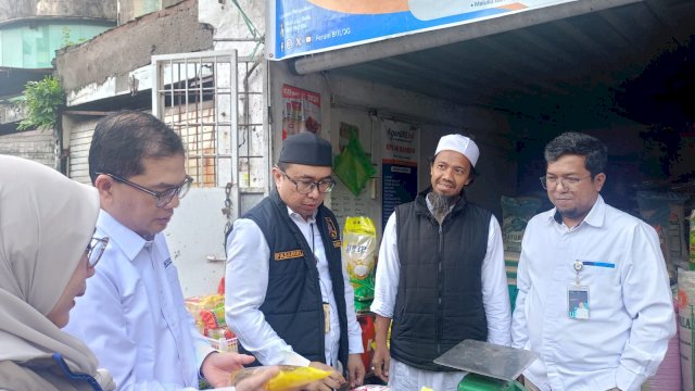 Plt Kanwil VI KPPU Makassar, Hasiholan Pasaribu (tengah) bersama Wakil Pemimpin Kanwil Bulog Sulselbar, Karmila Hasmin Marunta dan pejabat BI Sulsel saat melakukan sidak di Pasar Terong, Makassar, Senin, (09/03) pagi tadi. (Dok. Chaerani/Republiknews.co.id) 