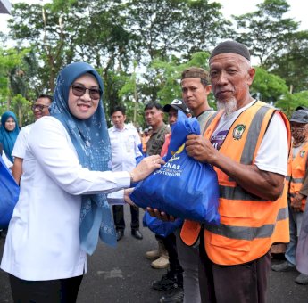 716 Tenaga Outsourcing Terima Paket Lebaran dari Pemkab-Baznas Gowa