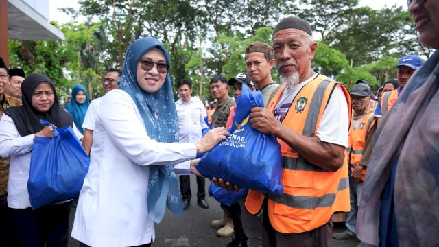 Bupati Gowa, Sitti Husniah Talenrang saat menyerahkan paket lebaran kepada salah satu tenaga outsourcing, di Kantor Bupati Gowa, Rabu, (11/03/2026). (Dok. Humas Gowa)