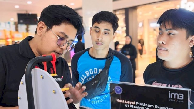 IM3 Platinum tawarkan bundling eksklusif iPhone 17 x IM3 Platinum Satu pada iBoxing Week 2026 Makassar di Atrium MaRI. (Dok. Indosat Ooredoo Hutchison) 