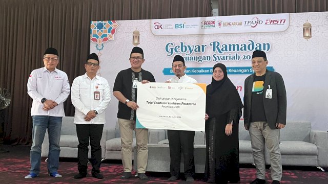 OJK Sulselbar saat melaksanakan Edukasi Keuangan Syariah, di Sekolah Putri Darul Istiqamah, Kabupaten Maros, kemarin. (Dok. OJK Sulselbar) 