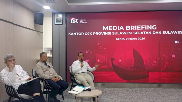 Kepala Otoritas Jasa Keuangan (OJK) Sulawesi Selatan dan Sulawesi Barat, Moch. Muchlasin (kanan) saat memaparkan kondisi sektor jasa keuangan di Sulawesi Selatan pada Media Update OJK Sulselbar, di Kantor OJK Sulselbar, kemarin. (Dok. OJK Sulselbar) 