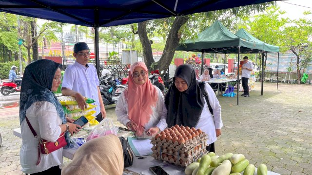 Pemkab Gowa menggelar Gerakan Pangan Murah (GPM), di Pelataran Kantor Dinas Ketahanan Pangan Kabupaten Gowa, kemarin. (Dok. Humas Gowa) 