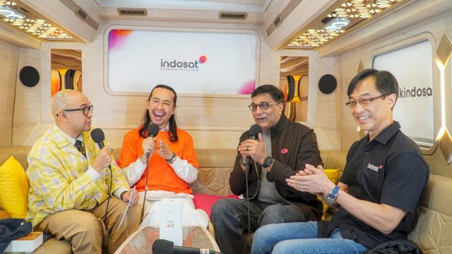 President Director and CEO Indosat Ooredoo Hutchison, Vikram Sinha (kedua kanan) bersama Dave Hendrik dan Iwet Ramadhan (kiri) dalam program Live TikTok #DVET &ldquo;Perjalanan Menuju Lebih Baik&rdquo;. Program livestream 11 jam tanpa putus melalui jaringan Indosat ini berhasil mencetak rekor MURI. (Dok. Indosat Ooredoo) 
