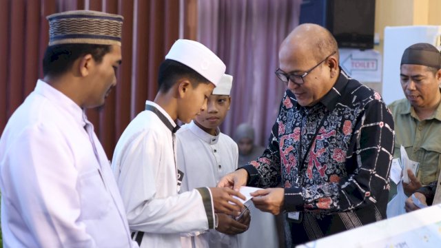 Selama Ramadan, PLN UIP Sulawesi mengagas program berbagi bersama anak-anak panti asuhan, santri dan pengurus masjid melalui kegiatan Safari Ramadan. (Dok. Humas PLN UIP Sulawesi) 